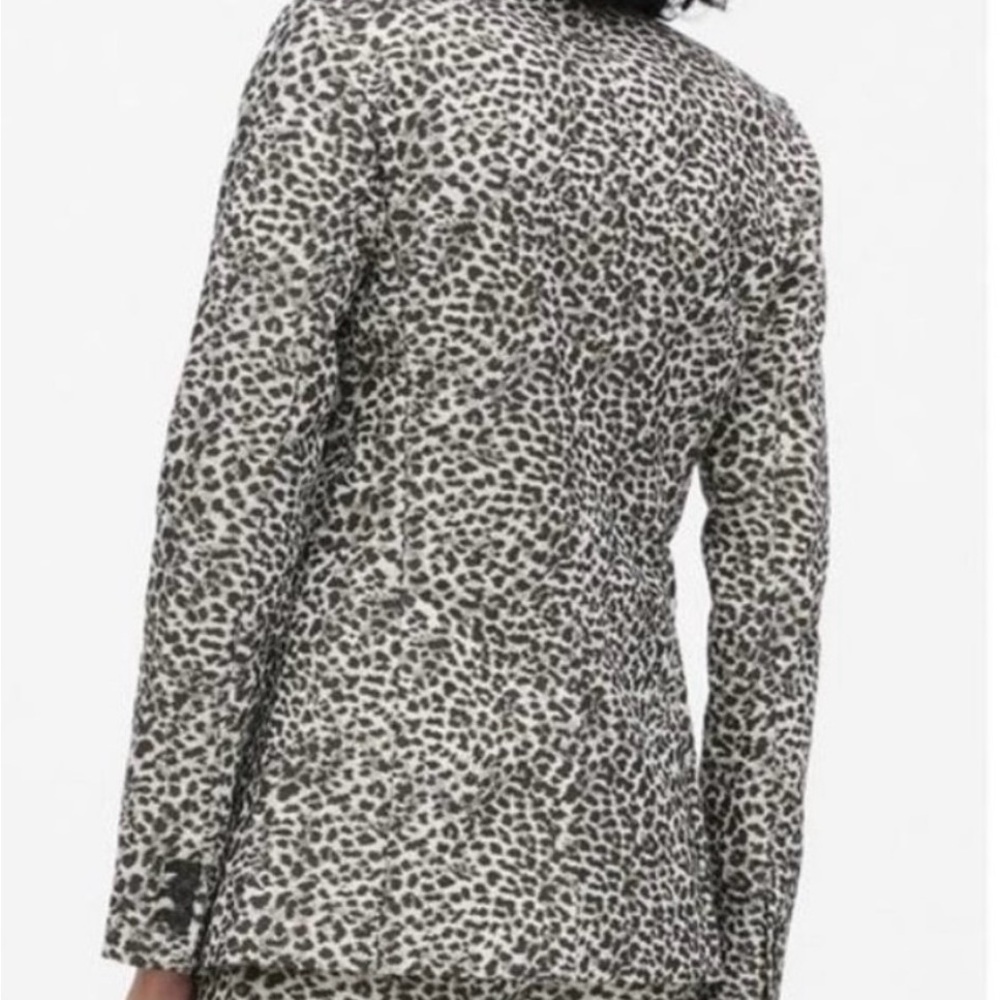 Banana Republic Metallic
Leopard Long Blazer size 4 and matching pants size 2 - Picture 2 of 12